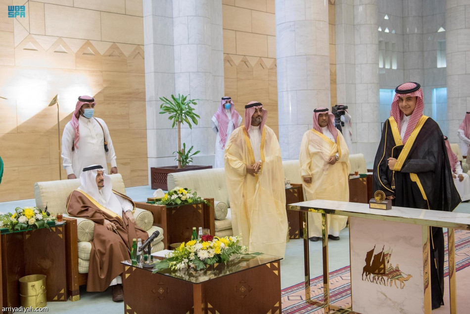 أمير الرياض يسلم جوائز مهرجان المؤسس للإبل