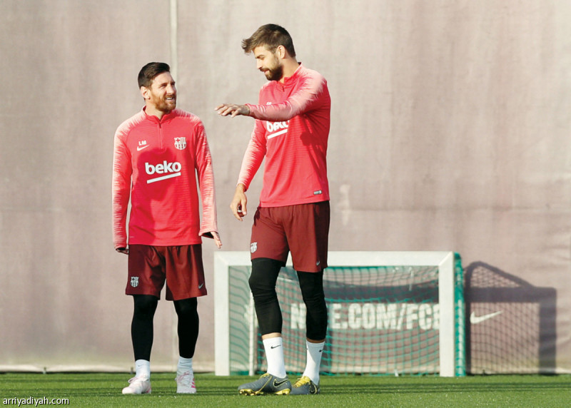 صورة التقطت أمس للأرجنتيني ليونيل ميسي والإسباني جيرارد بيكيه لاعبي برشلونة الإسباني خلال التدريبات (الألمانية)