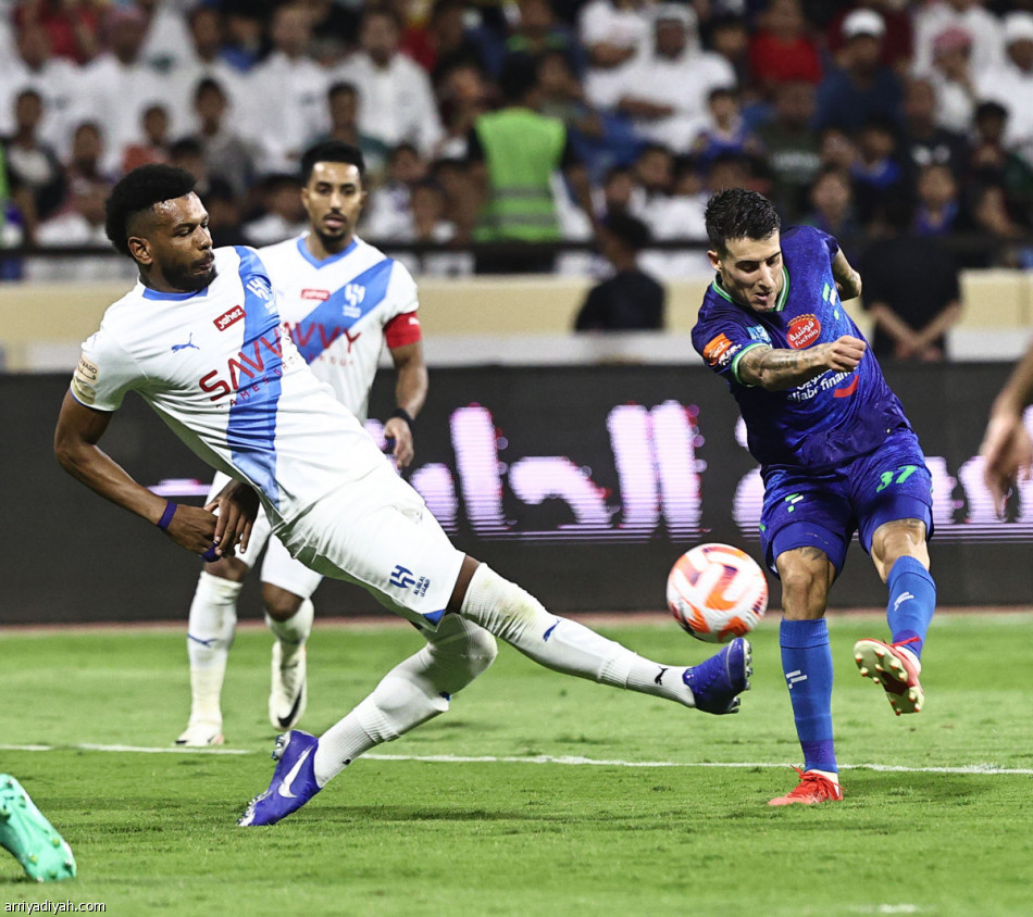 الهلال يعزز الصدارة بثنائية الفتح