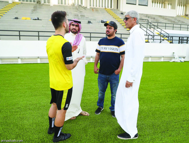 يطير فريق الاتحاد الأول لكرة القدم إلى القصيم في تمام الـ 8.00 من صباح اليوم، للتدرب على ملعب نادي الحزم قبل مواجهة فريقه الأول غدًا في الجولة 24 من دوري كأس محمد بن سلمان للمحترفين.. وفي الصورة التي التقطت أمس من مقر الاتحاد في جدة يستمع المهندس لؤي ناظر رئيس النادي وحمد الصنيع نائبه وأحمد كعكي عضو مجلس الإدارة إلى التشيلي كارلوس فيلانويفا صانع ألعاب الفريق (المركز الإعلامي ـ الاتحاد)