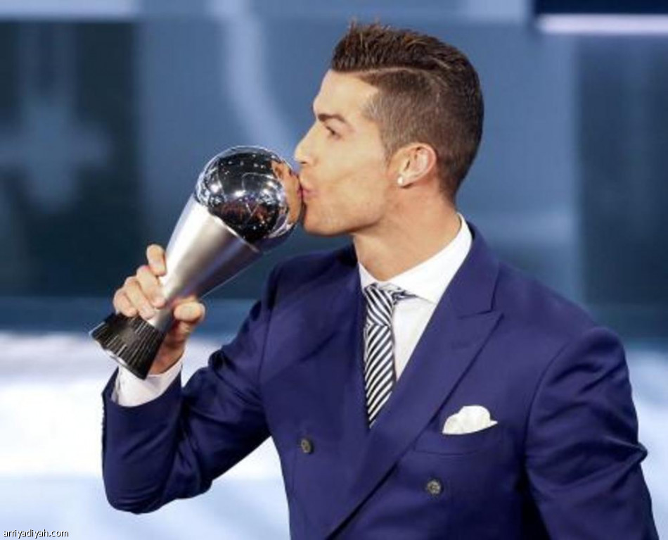 كريستيانو رونالدو يتوج بجائزة أفضل لاعب لعام 2016