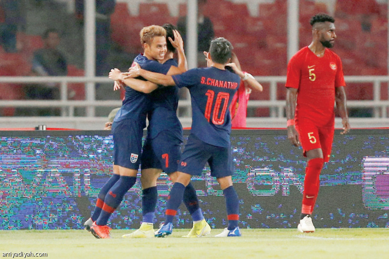 صورة التقطت أمس للاعبي المنتخب التايلاندي يحتفلون بالهدف الثالث في مرمى إندونيسيا أثناء المباراة التي جمعت المنتخبين في ملعب جيلورا بونج كارنو بجاكرتا، ضمن الجولة الثانية للمجموعة السابعة المؤهلة إلى نهائيات كأس العالم وآسيا وانتهت بفوز تايلاند 3ـ0 (رويترز)