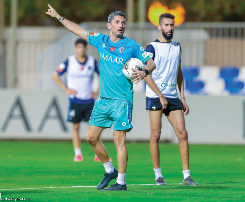 صورة التقطت أمس للروماني رازفان لوشيسكو مدرب الهلال يوجه اللاعبين أثناء التدريبات (المركز الإعلامي ـ الهلال)