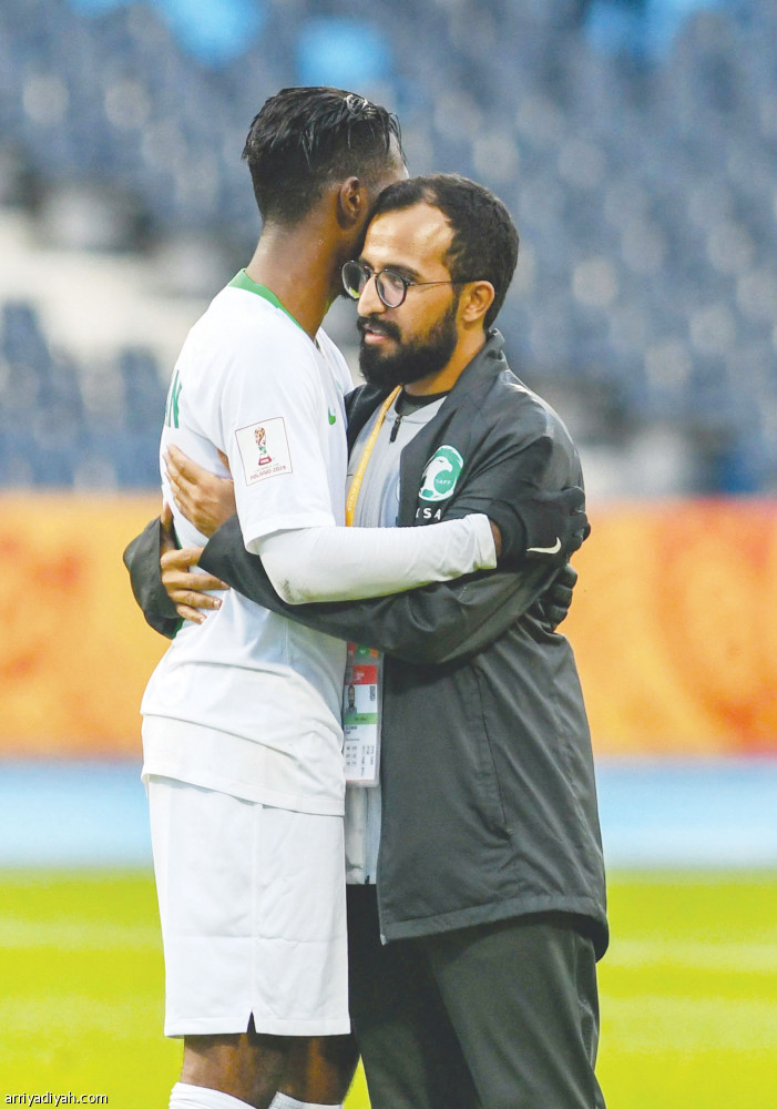 مواساة لاعبي الأخضر من  أعضاء الجهازين الفني والإداري