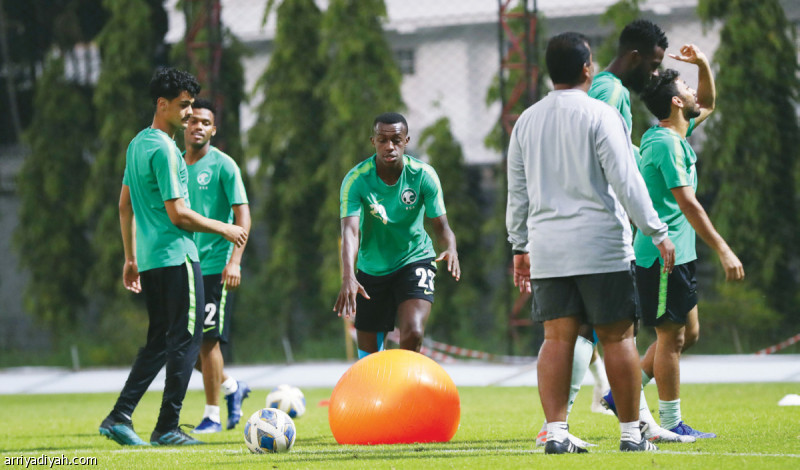 صورة التقطت أمس أثناء تدريبات المنتخب ويظهر سعود عبدالحميد تصوير: فهد المري