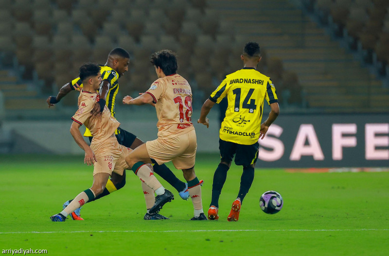 قبل نهائي الكأس.. إنريكي يغادر مصابا