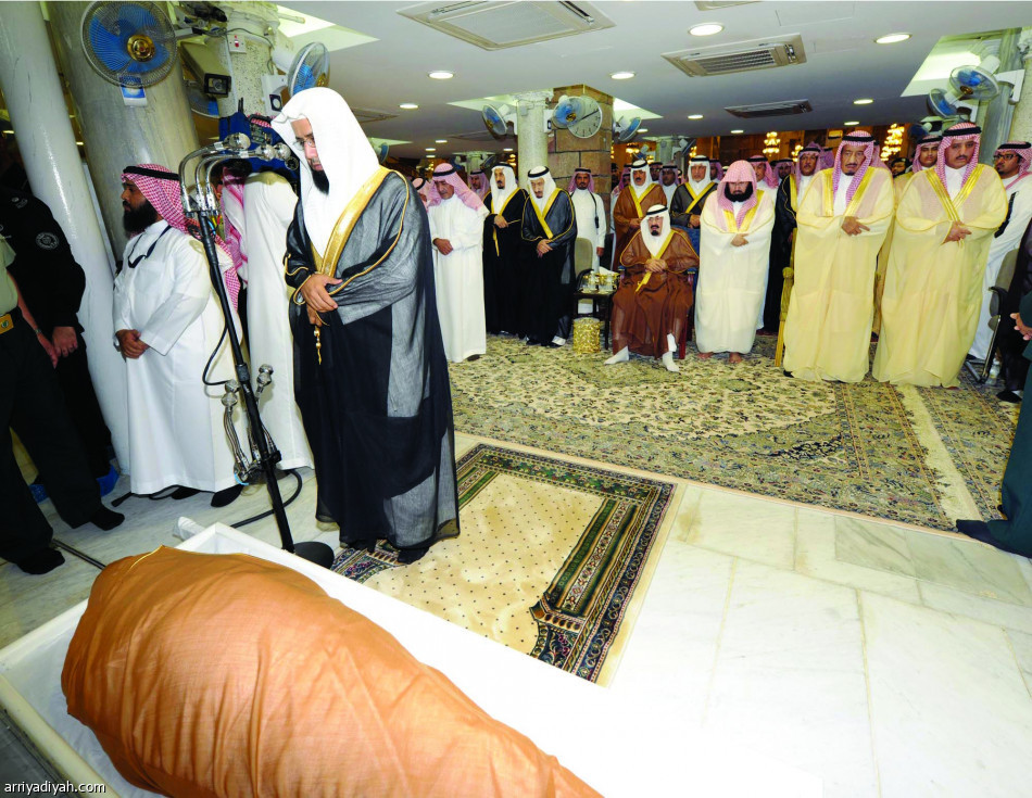 المليك وولي العهد يتقدمان المصلين على جثمان الأمير هذلول