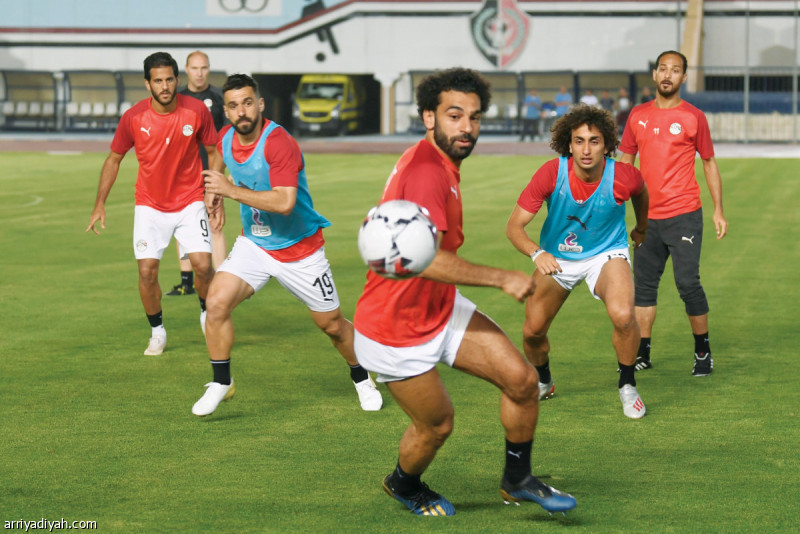 استعان الجهاز الفني للمنتخب المصري الأول لكرة القدم بجهاز جديد لعلاج إصابات الملاعب بهدف تقليص زمن الاستشفاء من الإصابات والمساعدة في عودة اللاعبين إلى الملعب بالتزامن مع الاستعدادات لمواجهة منتخب زيمبابوي غداً في افتتاح منافسات كأس الأمم الإفريقية 2019.. وفي الصورة التي التقطت أمس محمد صلاح وعمرو وردة لاعبا المنتخب المصري أثناء التدريبات تأهباً لخوض المواجهة الافتتاحية(الفرنسية)