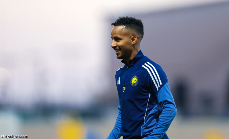 غريب يطلب المشاركة أو الرحيل