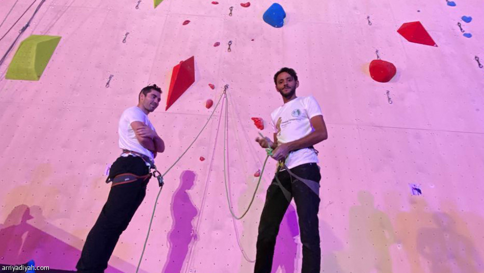 الأمير بندر يتوج الفائزين في مسابقة التسلق المفتوحة