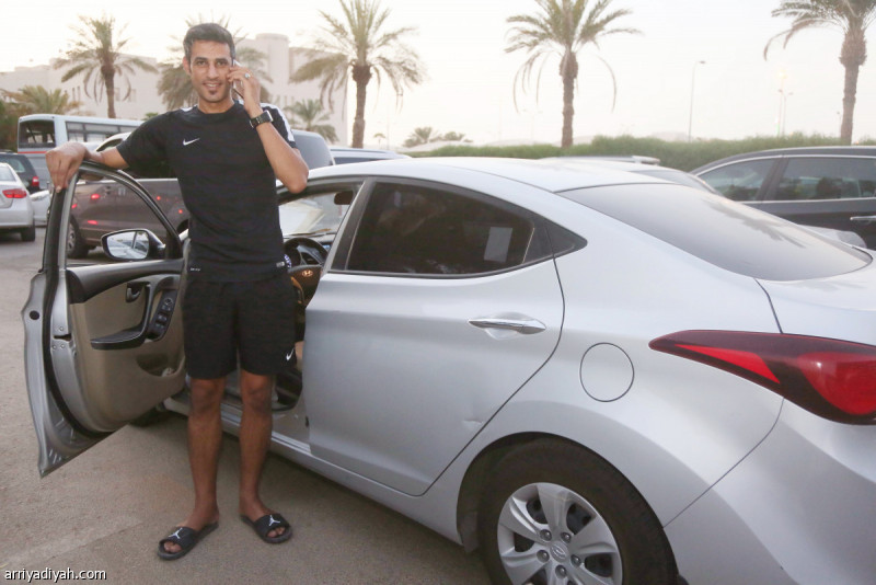 صورة التقطت لمحمد القرني الحكم السعودي يتحدث في جواله بعد نزوله من سيارته الهيونداي إلنترا تمهيدًا للمشاركة في إدارة إحدى المباريات تصوير: يزيد السمراني