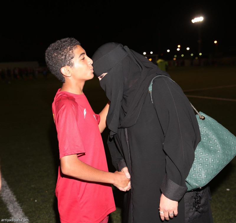 كرم مساعد الزامل رئيس نادي القادسية والدي لاعب فريق البراعم تحت 13 سنة فهد خالد الربيع خلال استقباله لهما اليوم الثلاثاء وذلك قبل تمرين البراعم مساء اليوم الثلاثاء و منحهم 4 تذاكر عائلية مجانية لجميع مباريات الفريق.