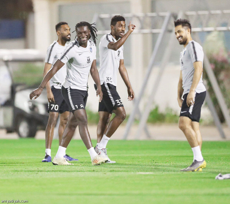 صور التقطت أمس من تدريبات الهلال على ملعب النادي.. ويظهر في الأولى الرباعي جوميز وأحمد شراحيلي وهتان باهبري ومحمد جحفلي أثناء الحصة التدريبية.. وعلى اليمين يوسف الثنيان في حديث مع ياسر القحطاني وسط متابعة فهد المفرج وسلمان الفرج.. وفي الوسط بوتيا يتقدم اللاعبين خلال تمارين اللياقة وأخيراً عبد اللطيف الحسيني مدرب اللياقة يوجه اللاعبين (المركز الإعلامي ـ الهلال)