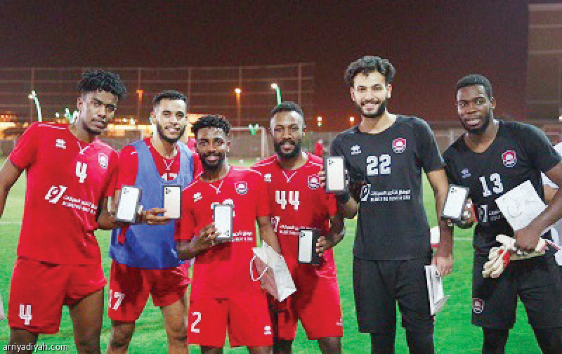 لاعبو الرائد
يحتفون بهدية العيد