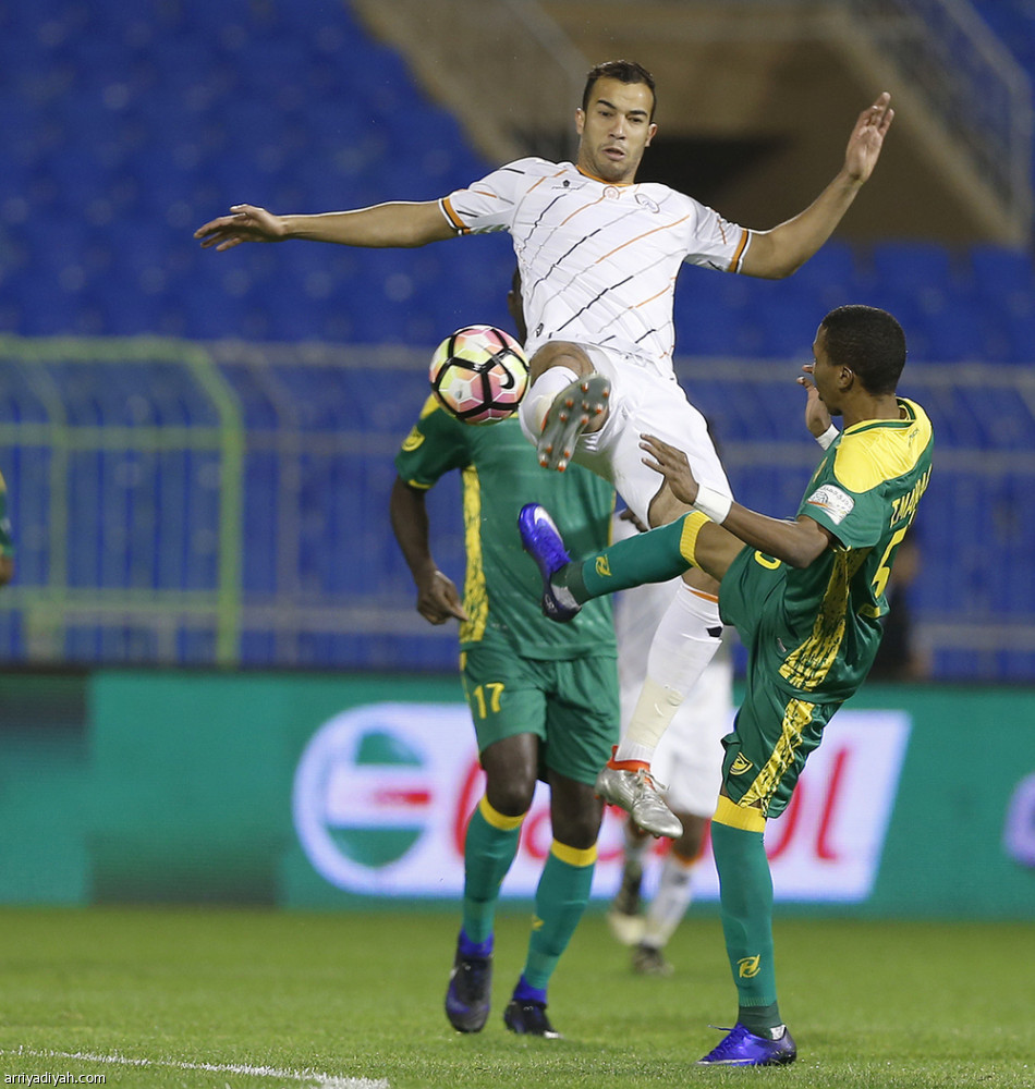 بن يطو ينقذ الشباب من قبضة الخليج