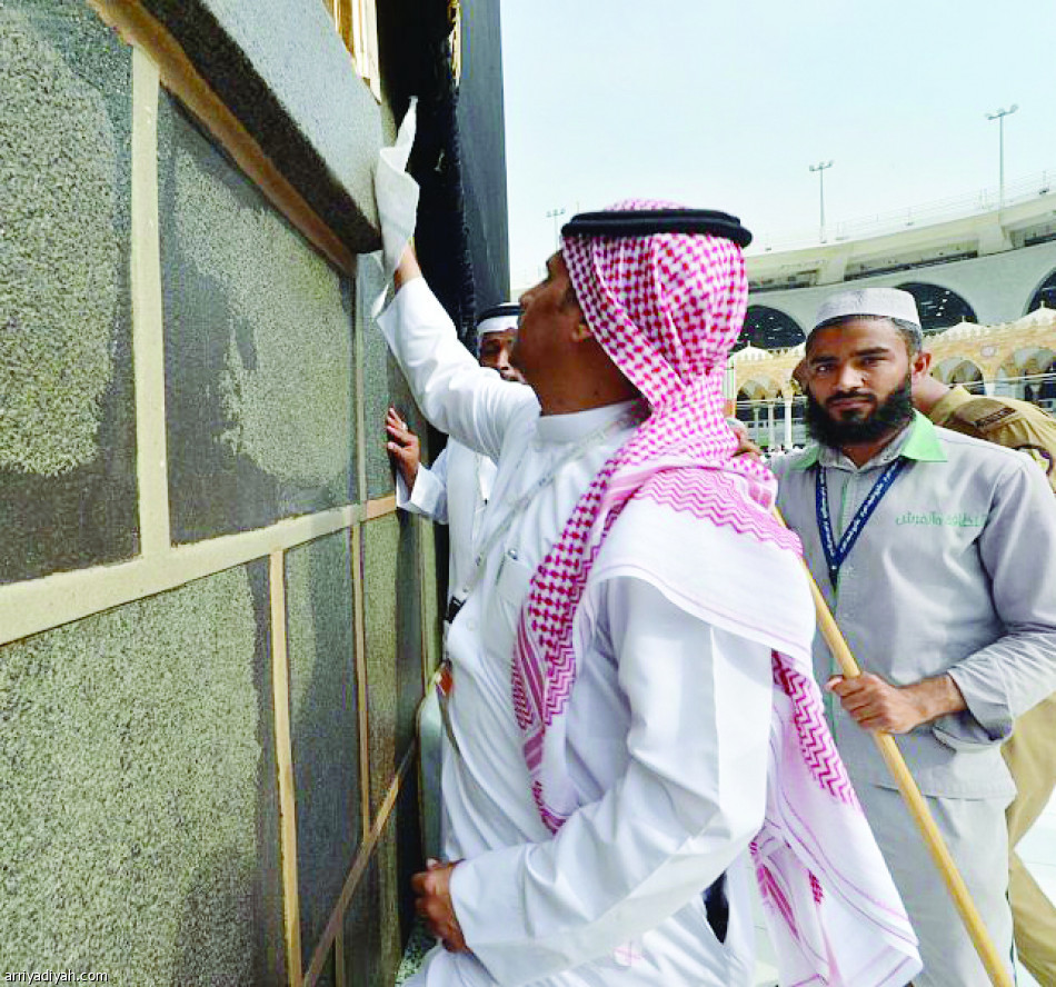 صيانة يدوية لثوب الكعبة المشرفة