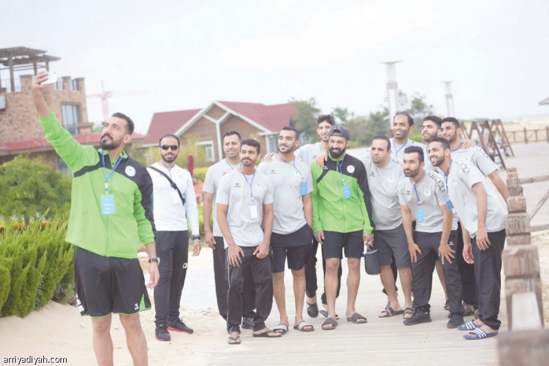 صورة التقطت أمس للاعبي المنتخب السعودي لكرة اليد الشاطئية خلال جولة المشي التي فرضها المدرب في اليوم الأول من تدريبات الأخضر في مدينة ويهاي الصينية التي تحتضن بطولة كأس آسيا المؤهلة إلى كأس العالم (المركز الإعلامي ـ اتحاد اليد)