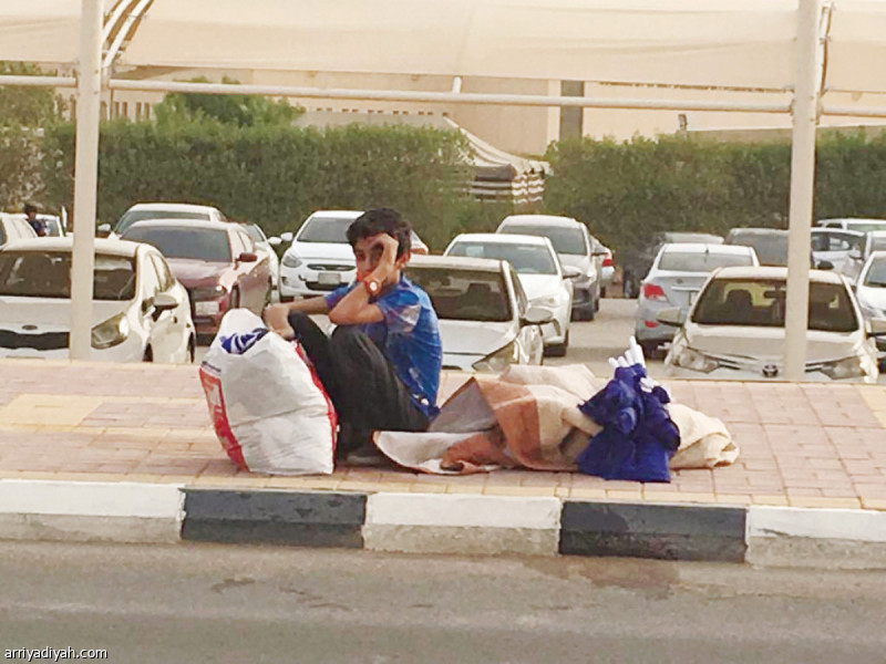 صورة التقطت أمس لبائع جائل يجلس أمام بضاعته قبل توافد الجماهير(الرياضية)