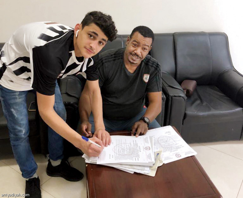 صورة التقطت أمس لمشاري الحويل عقب توقيعه مع الشباب بحضور الدوسري (الرياضية)