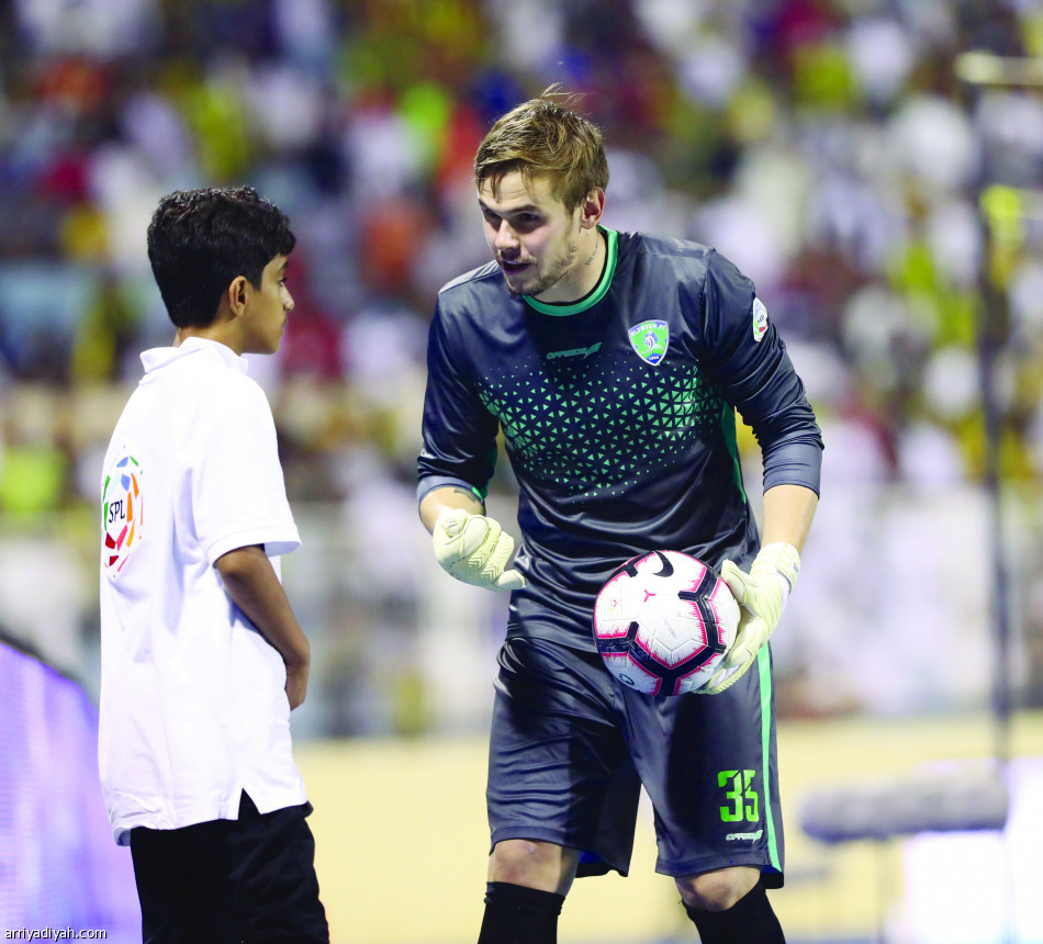 الأوكراني ماكسيم كوفال حارس مرمى فريق الفتح