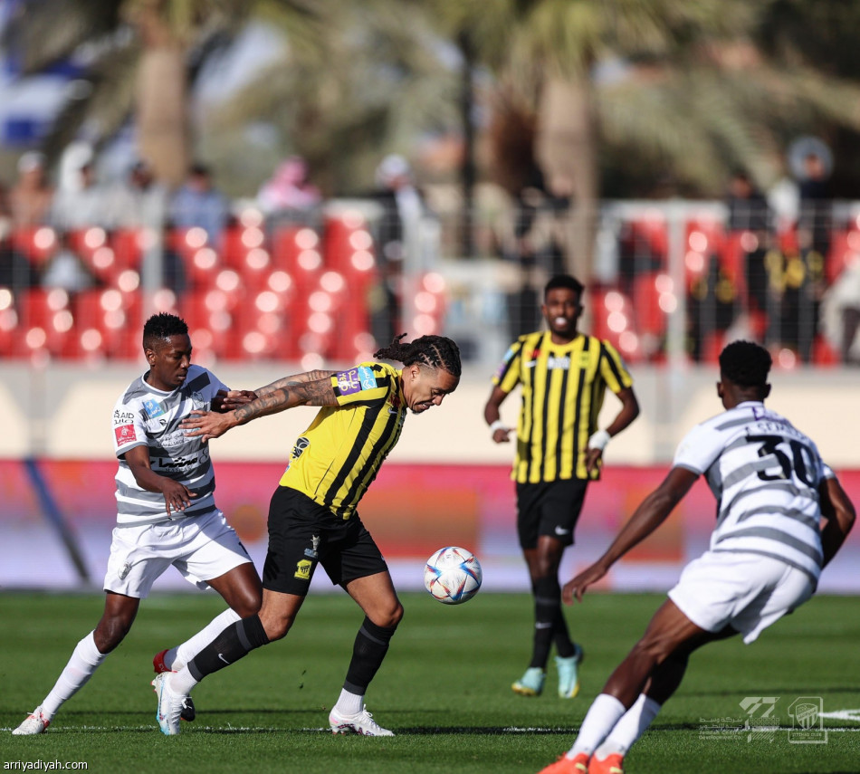 كورنادو يهدي الاتحاد نقاط الطائي