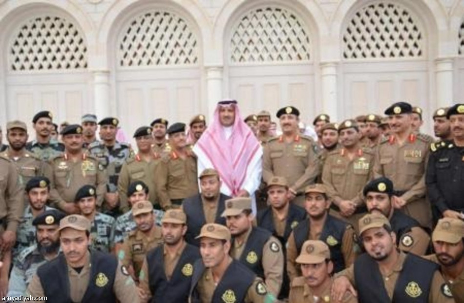 أمير المدينة المنورة يشارك رجال الأمن إفطارهم في ساحة المسجد النبوي