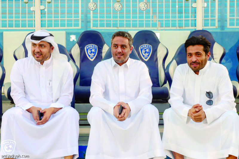 صورة التقطت أمس لمحمد بن فيصل رئيس الهلال و فهد الراشد نائبه وطارق التويجري عضو مجلس الإدارة يتابعون التدريب