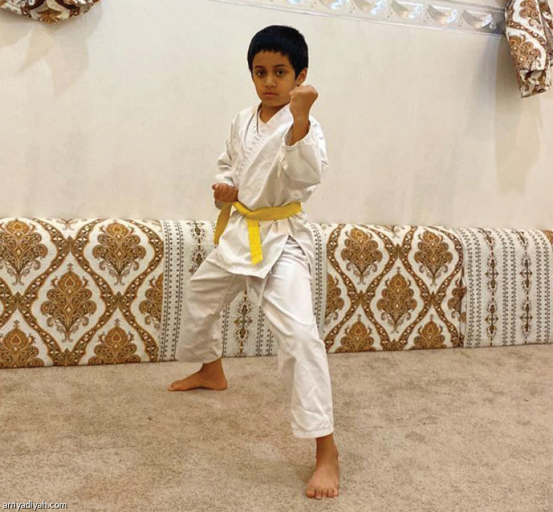 صورة التقطت أمس لسالم العنزي لاعب فريق الطائي للكاراتيه أثناء تدريباته داخل منزله (صورة خاصة بالرياضية)