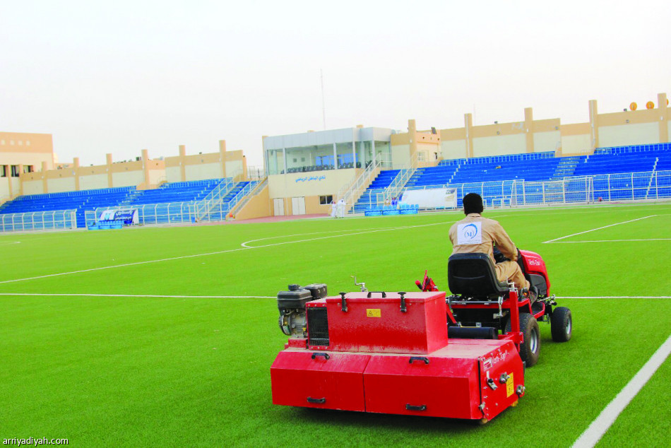باقي شهر.. وإدارات الملاعب تسابق الزمن