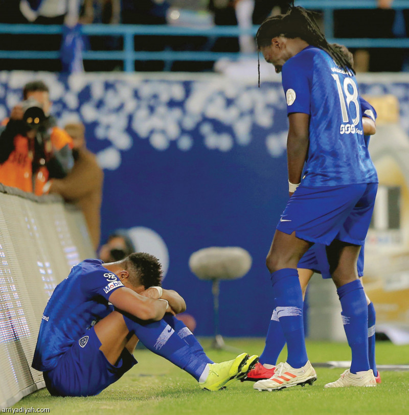 صورة التقطت أمس لعلي البليهي لاعب الهلال يغطي وجهه جالسًا بعد تسجيله الهدف الرابع لفريقه تصوير: سعد العنزي