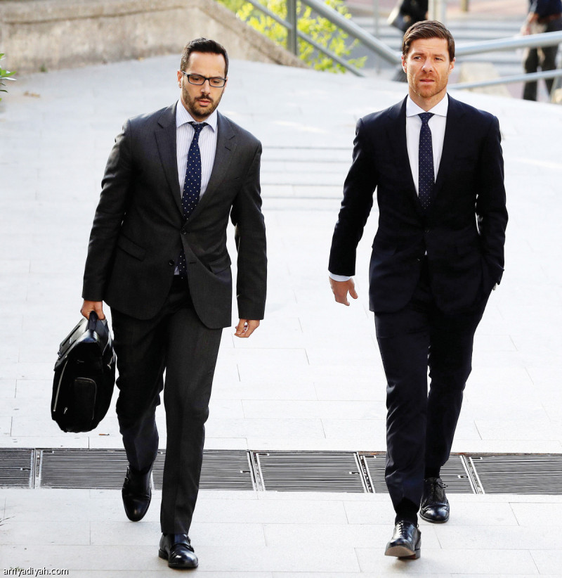 صورة التقطت أمس للإسباني تشافي ألونسو لاعب وسط فريق ريال مدريد الأول لكرة القدم السابق يصل مع محاميه إلى محكمة في مدريد لحضور جلسة متصلة بتهربه الضريبي في أعوام 2010 و2011 و2012..