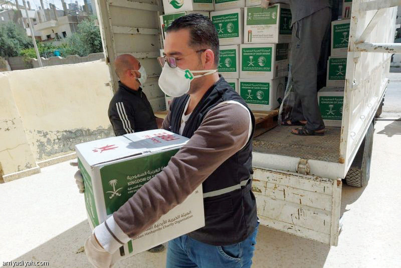 صورة التقطت أمس الأول لموظف في الهيئة الخيرية الأردنية يحمل سلة من مركز الملك سلمان تمهيدًا لتسليمها إلى مستفيد (واس)