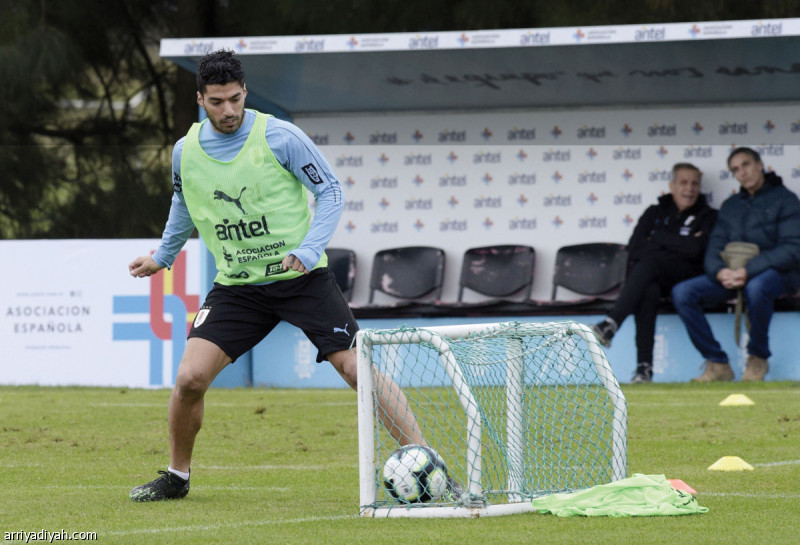 صورة التقطت أمس لسواريز لاعب منتخب أوروجواي يختبر مهارته بالكرة أمام مرمى صغير خلال التدريبات (الفرنسية)