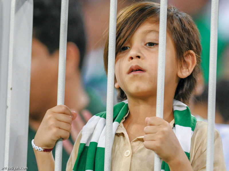 شكلت الهزيمة التي تعرض لها الأهلي أمس من الهلال وخروجه من كأس زايد للأندية صدمة عنيفة لجماهيره التي كانت تعول عليه مواصلة المشوار حتى الفوز باللقب العربي وظل بعضهم جالساً في مكانه حتى بعد نهاية المباراة لفترة طويلة من الهزيمة.. وفي الصور التي التقطت أمس طفلان يرتديان شال الأهلي وتبدو عليهما الحسرة بينما يظهر مشجع أهلاوي خلف السياج الفاصل بين الملعب والمدرجات حزيناً تصوير: محمد المانع