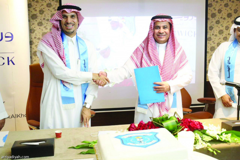 صورة التقطت أمس الأول للطفي الدوسري رئيس نادي النهضة مع حسن الهمامي مدير ومالك فندق ورويك الخبر بعد توقيع عقد الرعاية (المركز الإعلامي ـ النهضة)