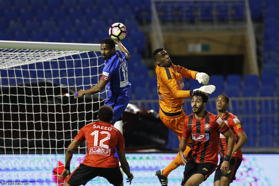 الهلال يخطف صدارة دوري جميل بثنائية في مرمى الرائد