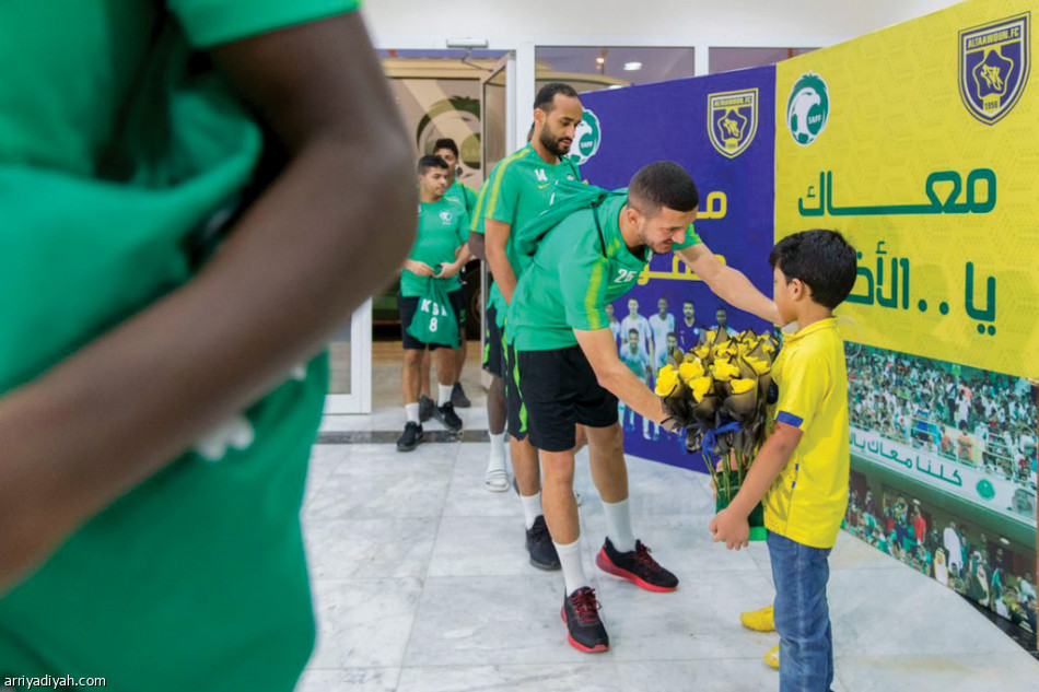 استقبال لاعبي المنتخب السعودي بالورود