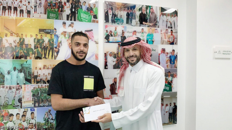 صورة التقطت أمس للكريديس يسلم لاعبي المنتخب السعودي مكافآتهم (المركز الإعلامي ـ اتحاد الدراجات)