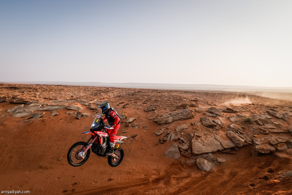 معركة الدراجات النارية التاريخية تتجدد في رالي داكار السعودية 2022