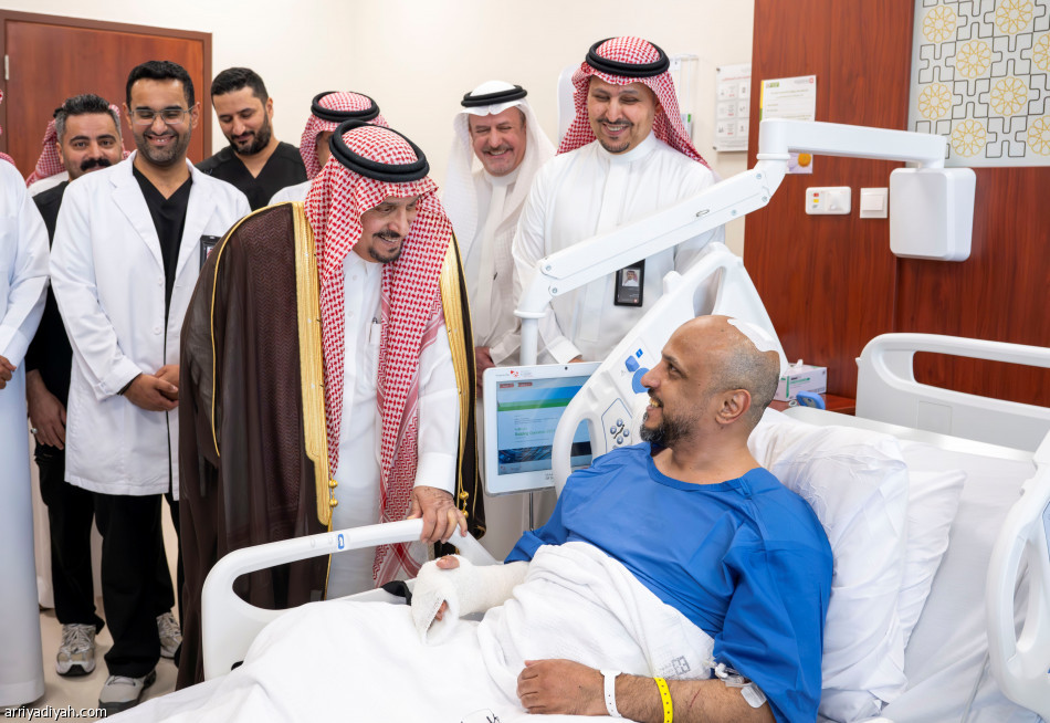 أمير منطقة الرياض يتفقد المصابين جراء عدوان الميليشيا الحوثية الإرهابية