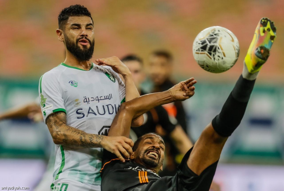 الشباب يعثر الأهلي.. ويهدد مقعده الآسيوي