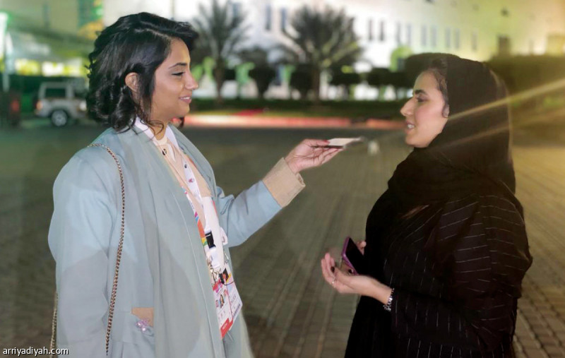 صورة التقطت أمس لسميرة الأنصاري تتحدث إلى الزميلة هديل