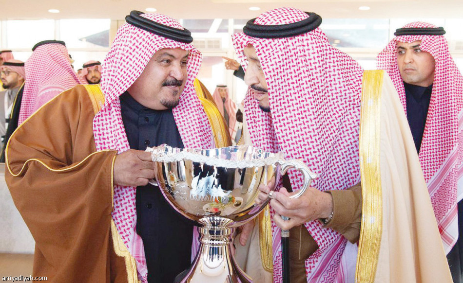 الملك 
يكرم أبطال مهرجان المؤسس