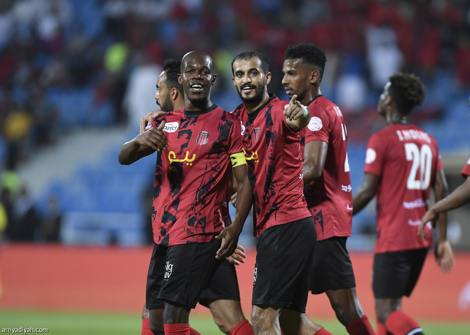 الرياض  يحقق فوزه الأول في الدوري
