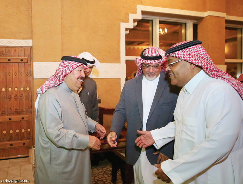 صورة التقطت أمس لمنصور بن سعود وفيصل بن عبد الرحمن والوليد بن بدر أعضاء شرف النصر وعبد الرحمن الحلافي المشرف العام على الفريق الأول خلال الاجتماع الذي استضافه الحلافي في استراحته  تصوير: عبد العزيز النومان