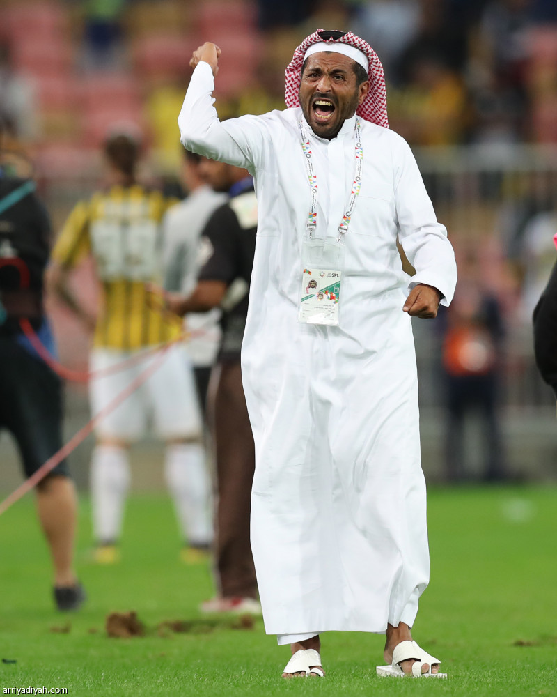 رئيس الهلال يحتفل مع اللاعبين والجماهير