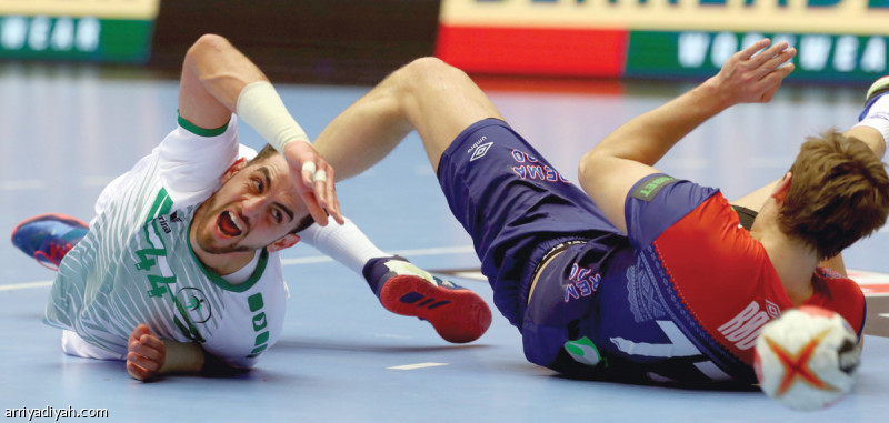تلقى المنتخب السعودي الأول لكرة اليد خسارته الثانية على التوالي في بطولة العالم للعبة أمام نظيره النرويجي بنتيجة 21ـ 40.. وسيخوض غدًا مباراته الثالثة أمام منتخب الدنمارك عند العاشرة والربع مساءً على صالة جيسكي بنك بوكسن في مدينة هيرنينج الدنماركية.. وفي الصورة التي التقطت أمس يظهر مهدي السالم لاعب الأخضر في لعبة مشتركة مع النرويجي ماجنوس رود خلال مباراة المنتخبين(الأوروبية)