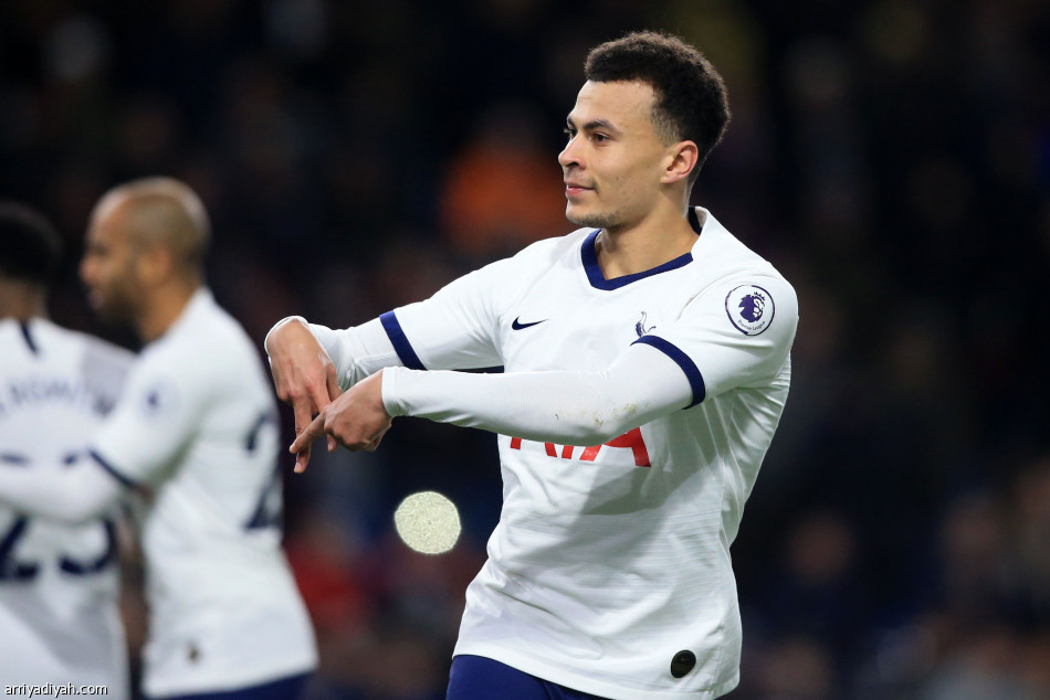 توتنهام يبتعد عن مراكز «الأبطال» بتعادل بيرنلي