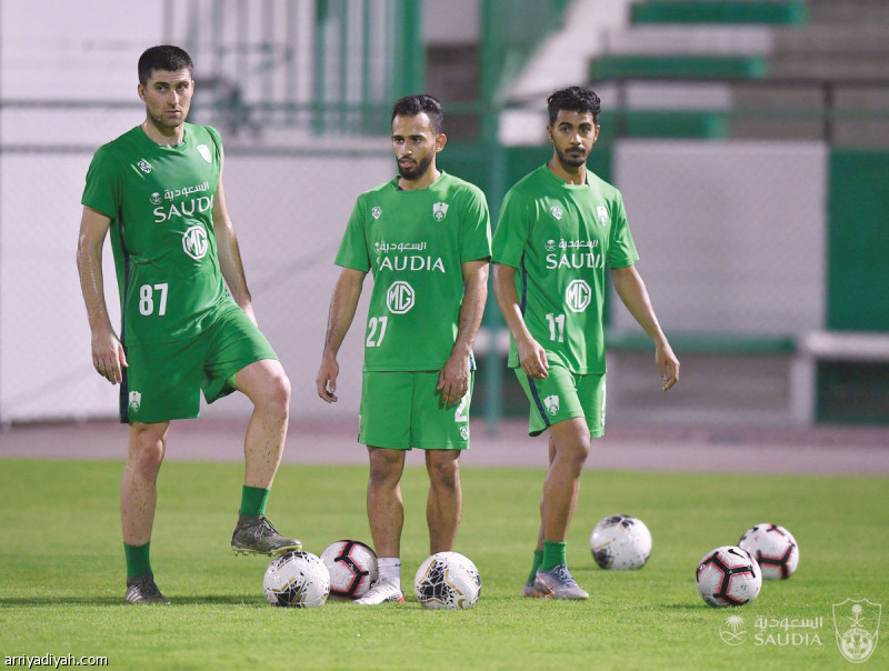 صورة التقطت أمس للبوسني زوكانوفيتش وسلطان مندش وحسين المقهوي لاعبي فريق الأهلي الأول لكرة القدم خلال التدريبات (المركز الاعلامي ـ الأهلي)