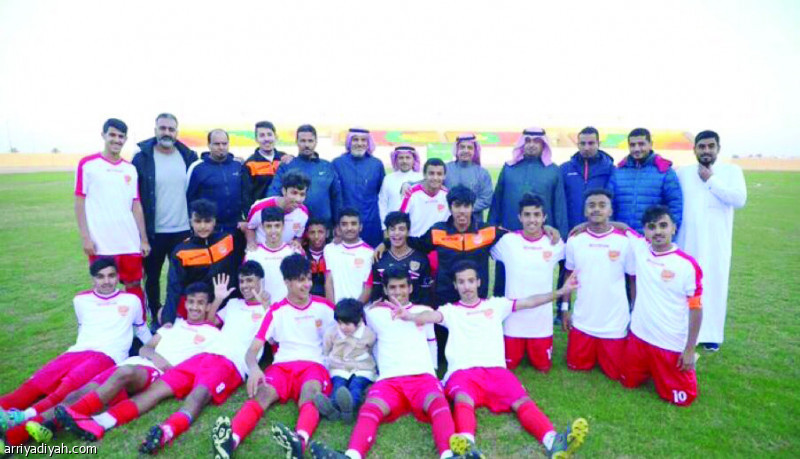 صورة التقطت أمس للاعبي فريق عرعر لدرجة الناشئين يحتفلون بعد الفوز على الوعد (المركز الإعلامي ـ عرعر)